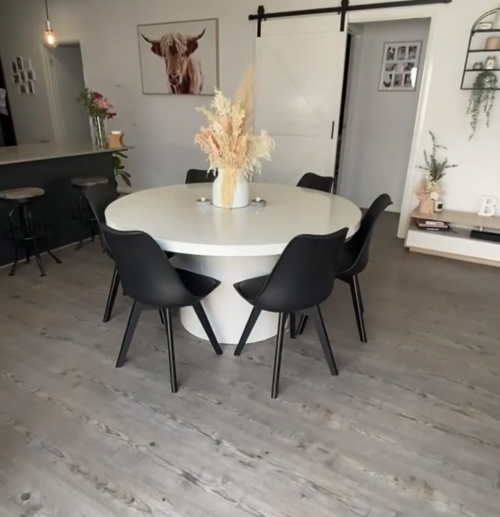Classic Round Table on a Round Concrete Leg